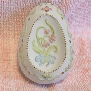 FRANKLIN MINT CYBIS COLLECTIBLE PORCELAIN EGG THAILAND  1988 NO Stand , Egg Only